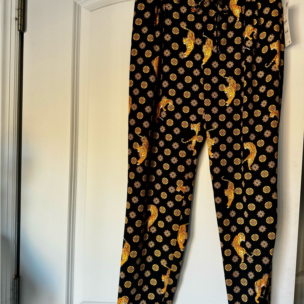 Zara Aimal Print pull on jogger - SMALL
Black and Gold Patterned